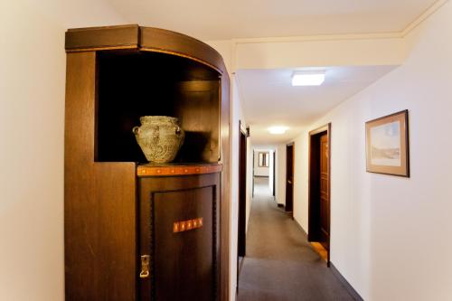a vase sitting on top of a cabinet in a hallway at Hotel Alt-Ringlein in Bamberg