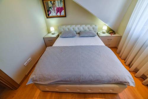 Ένα ή περισσότερα κρεβάτια σε δωμάτιο στο Luxury Kalman Centar Apartman