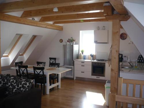 eine Küche und ein Esszimmer mit einem Tisch im Zimmer in der Unterkunft Chalet Alpina in Bovec