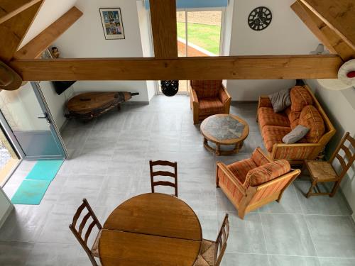 an overhead view of a living room with a table and chairs at Kerrouz in Bannalec