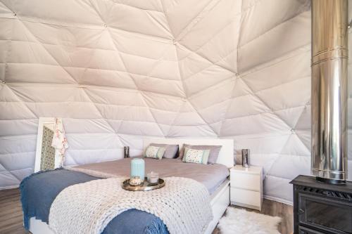 a room with a bed in a tent at Luxury Dome Retreat in Dúdar
