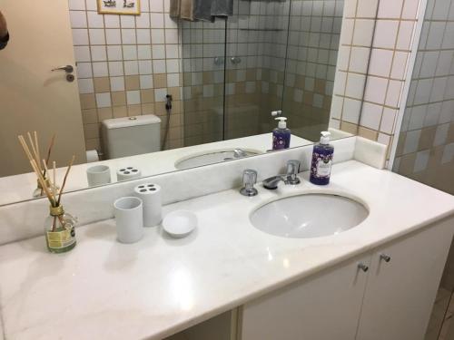 Un mostrador de baño con un lavabo y un espejo. en Porto Real The View, en Mangaratiba