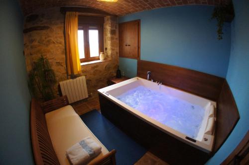 baño con bañera grande y ventana en Balcón De Ares, en Ares del Maestre