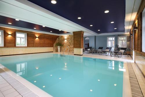 Seehotel Niedernberg - Das Dorf am See tesisinde veya buraya yakın yüzme havuzu