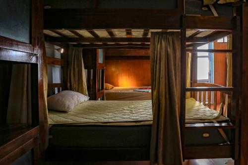 拉布安的住宿－芭蕉自然背包客旅舍，客房内的两张双层床