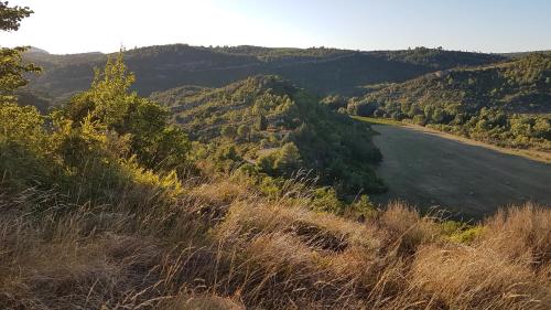 a view of a river with mountains in the background at Un petit nid dans la garrigue in Saint-Pierre-des-Champs