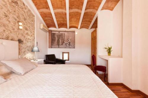 Una cama o camas en una habitación de Hotel Can Riera