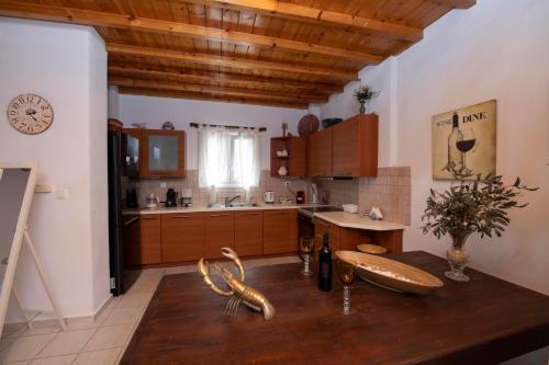 eine Küche mit einem Tisch und einer Schüssel darauf in der Unterkunft Siourdas Mykonos Villas in Agios Sostis Mykonos