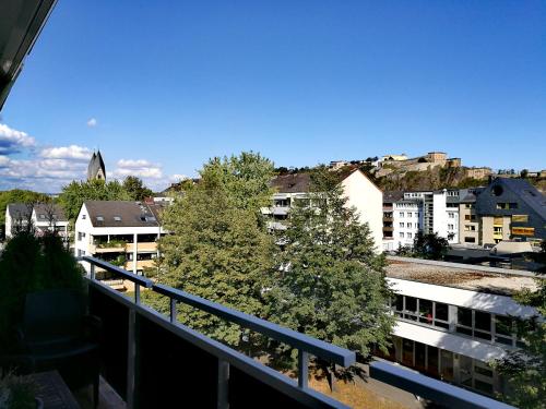 uma vista para a cidade a partir de uma varanda em LUXURIÖSE FERIENWOHNUNG CONFLUENTIA IN DER KOBLENZER ALTSTADT em Koblenz