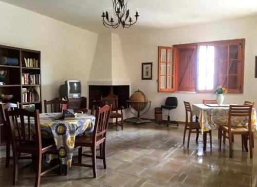 salon ze stołem i krzesłami w obiekcie B&B Villa Grazia w mieście Pulsano