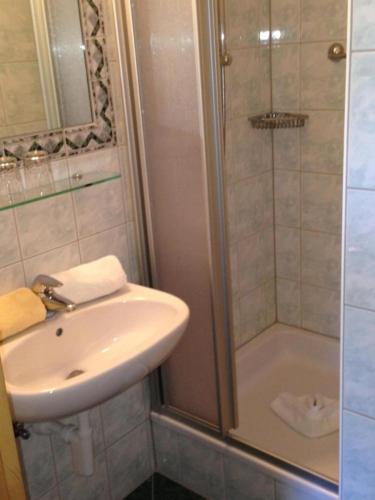 a bathroom with a sink and a shower at Pension Sonneck in Neukirchen am Großvenediger