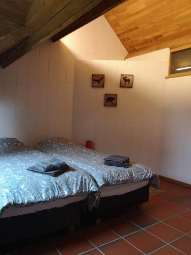 a bedroom with a bed in the corner of a room at Le Durbuy Lodge in Durbuy