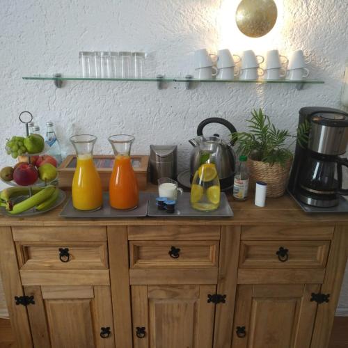 un mostrador de cocina con naranjas y fruta. en Boutique Hotel Morgentau, en Passau