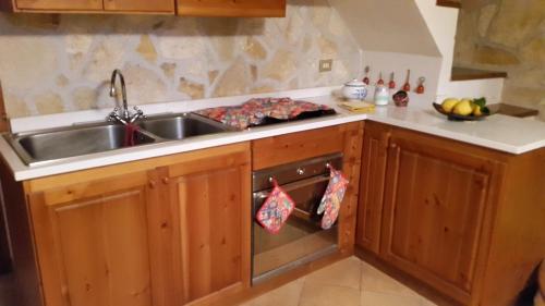een keuken met een wastafel en een vaatwasser bij Petit Chalet in Cava deʼ Tirreni