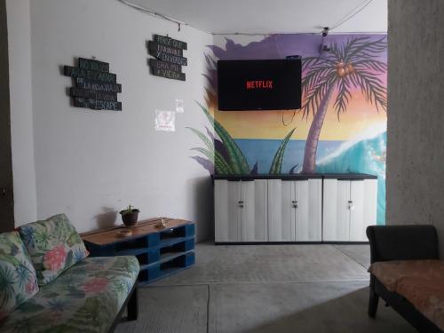TV a/nebo společenská místnost v ubytování Emotion Avenida Tulum Hotel & Hostal