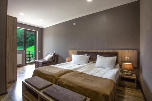 Кровать или кровати в номере Suntower Hotel