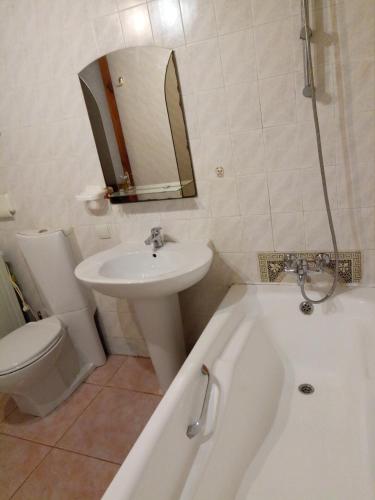 Bilik mandi di Homestay on Kanatna Street 57