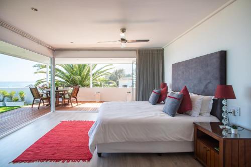 1 dormitorio con 1 cama grande con alfombra roja en Funkey Villas Cape Town, en Ciudad del Cabo