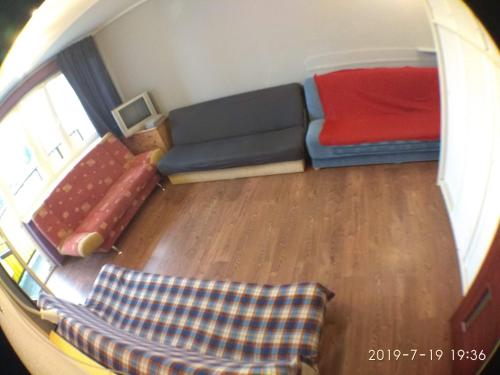 z widokiem na salon z kanapą w obiekcie 1050 Śmiałego 36 - Tanie Pokoje - samodzielne zameldowanie - self check in w Poznaniu