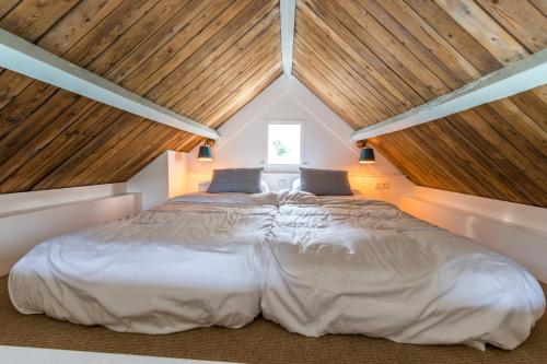 A bed or beds in a room at George's Lodges Renesse