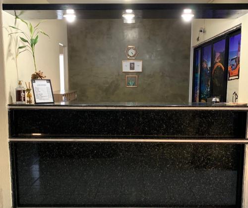a black counter in a room with a wall at CP Hotel Economic in Natal