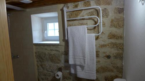 W łazience znajduje się wieszak na ręczniki i lustro. w obiekcie Casas da Villa - Monsanto - Oliveira e Videira w mieście Relva