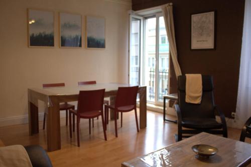 une salle à manger avec une table et des chaises dans l'établissement Le MONTREAL F3 (2 chambres) Centre Ville/ GareTGV, à Mulhouse