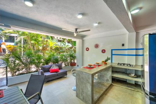 a living room with a couch and a table at CASA KANELO in Sayulita
