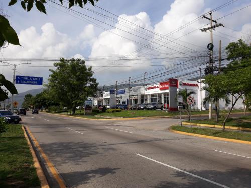 an empty street with a gas station on the corner at Casa Altamira in San Pedro Sula