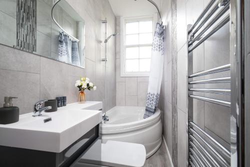bagno bianco con servizi igienici e lavandino di Montgomery Central Apartment a Edimburgo