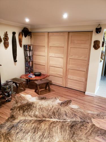 una camera con porte in legno e un grande tappeto di Surrey chic 2 bdrm basement unit a Surrey