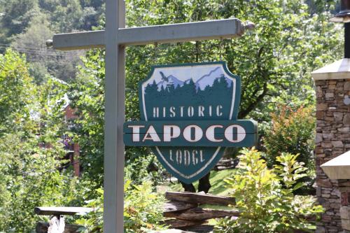 un cartello per un rifugio tucson tarococo di Historic Tapoco Lodge a Tapoco