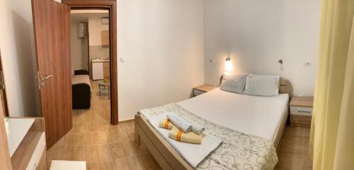 um quarto com uma cama grande e um espelho em Apartmani Gaga em Tivat