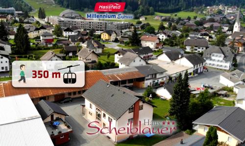 une petite ville avec un panneau au milieu d'une ville dans l'établissement Haus Scheiblauer, à Tröpolach