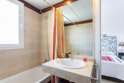 a bathroom with a sink and a bath tub at Dúplex Algarrobo Costa in Algarrobo