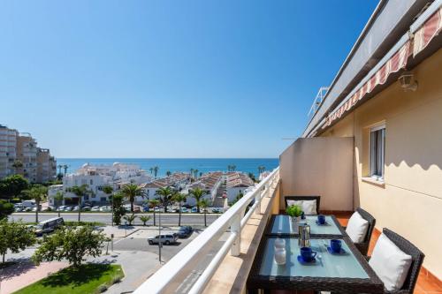 a balcony with a table and a view of the ocean at Dúplex Algarrobo Costa in Algarrobo
