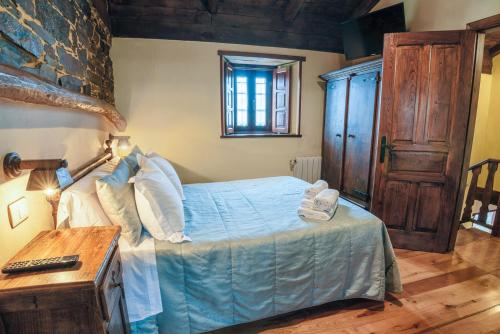 Katil atau katil-katil dalam bilik di Apartamentos Rurales Casa Riveras