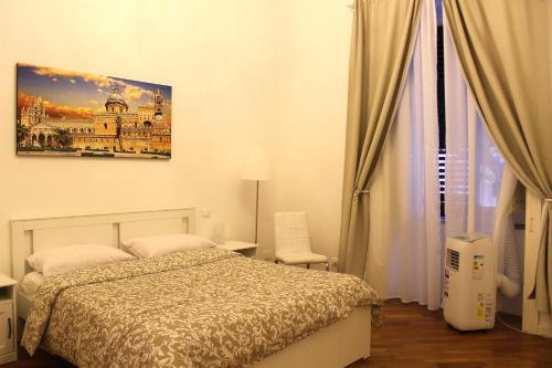 - une chambre avec un lit et une peinture murale dans l'établissement La dimora dell’Artista, à Palerme