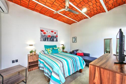 1 dormitorio con 1 cama y 1 sofá en CASA KANELO, en Sayulita