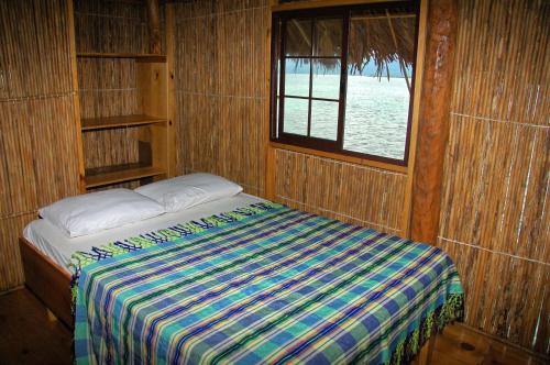 เตียงในห้องที่ San Blas Islands - Private Cabin Over-the-Ocean + Meals + Island Tours