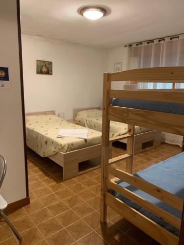 Pokój z 2 łóżkami piętrowymi i lustrem w obiekcie Camere Solidea w mieście Veronella