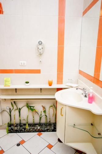 a bathroom with a sink and some green plants at Lima Wari Hotel Boutique in Lima