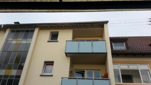ein Gebäude mit einem Balkon auf der Seite in der Unterkunft Albnest - Wohlfühlen in der nähe der Alb in Karlsruhe