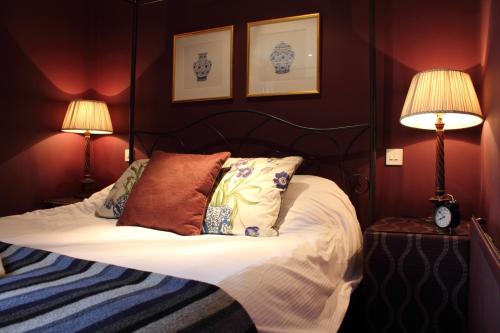 A bed or beds in a room at The Spread Eagle 