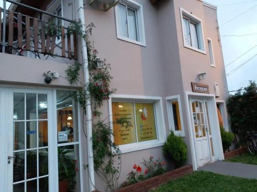 a pink building with windows and a balcony at Villa Termal in Federación