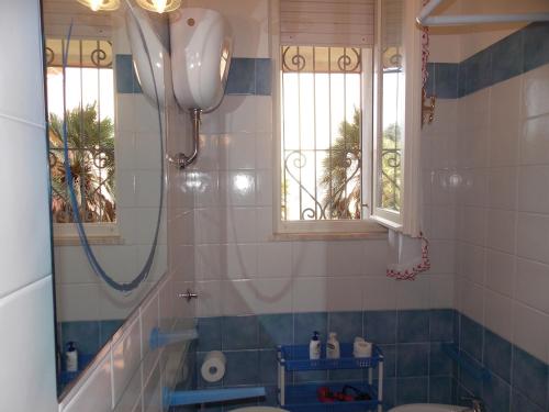 アルゲーロにあるCasa Vacanze Rafelのバスルーム(シャワー、トイレ付)、窓2つが備わります。
