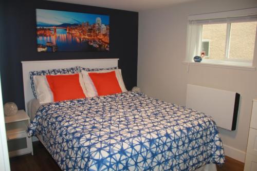 מיטה או מיטות בחדר ב-HiddenGem-private modern suite on trendy Main St