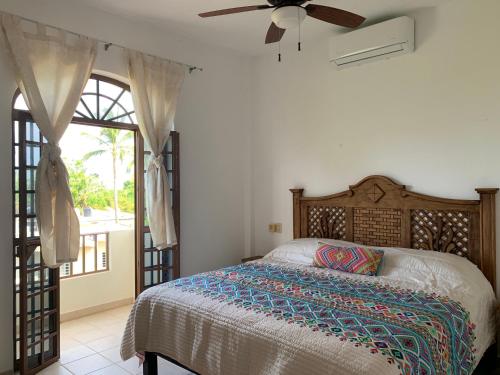 Säng eller sängar i ett rum på Breeze by Casa Maty San Pancho