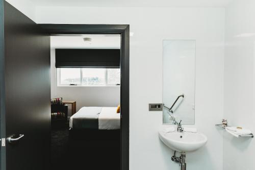 Coniston Hotel Wollongong tesisinde bir banyo