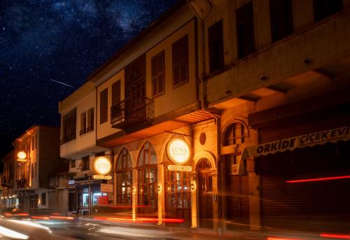 un edificio in una strada di città di notte di LUWİ ANTAKYA BOUTİQUE HOTEL a Hatay